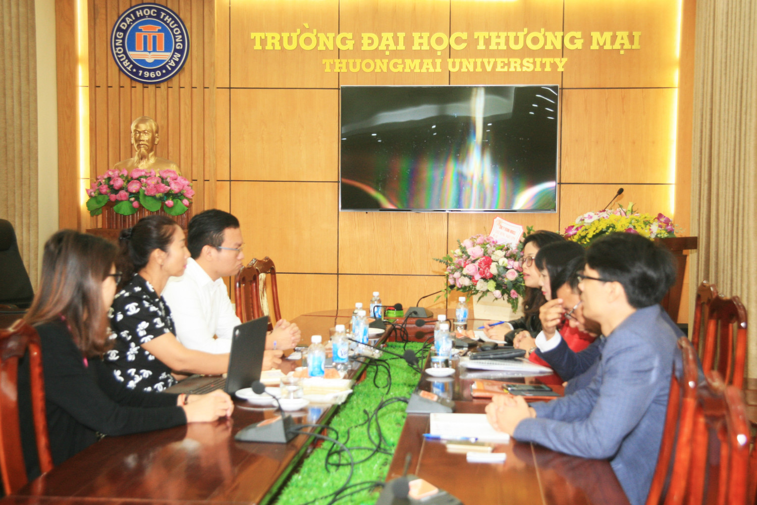 Tiếp và làm việc với Công ty TNHH REGINA MIRACLEINTERNATIONAL Việt Nam